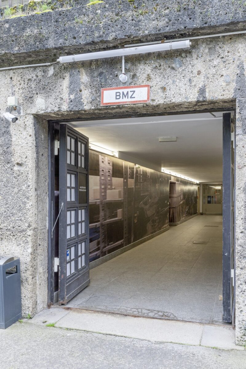 Von außen wird durch die große Eingangstür in den Flur reinfotografiert.