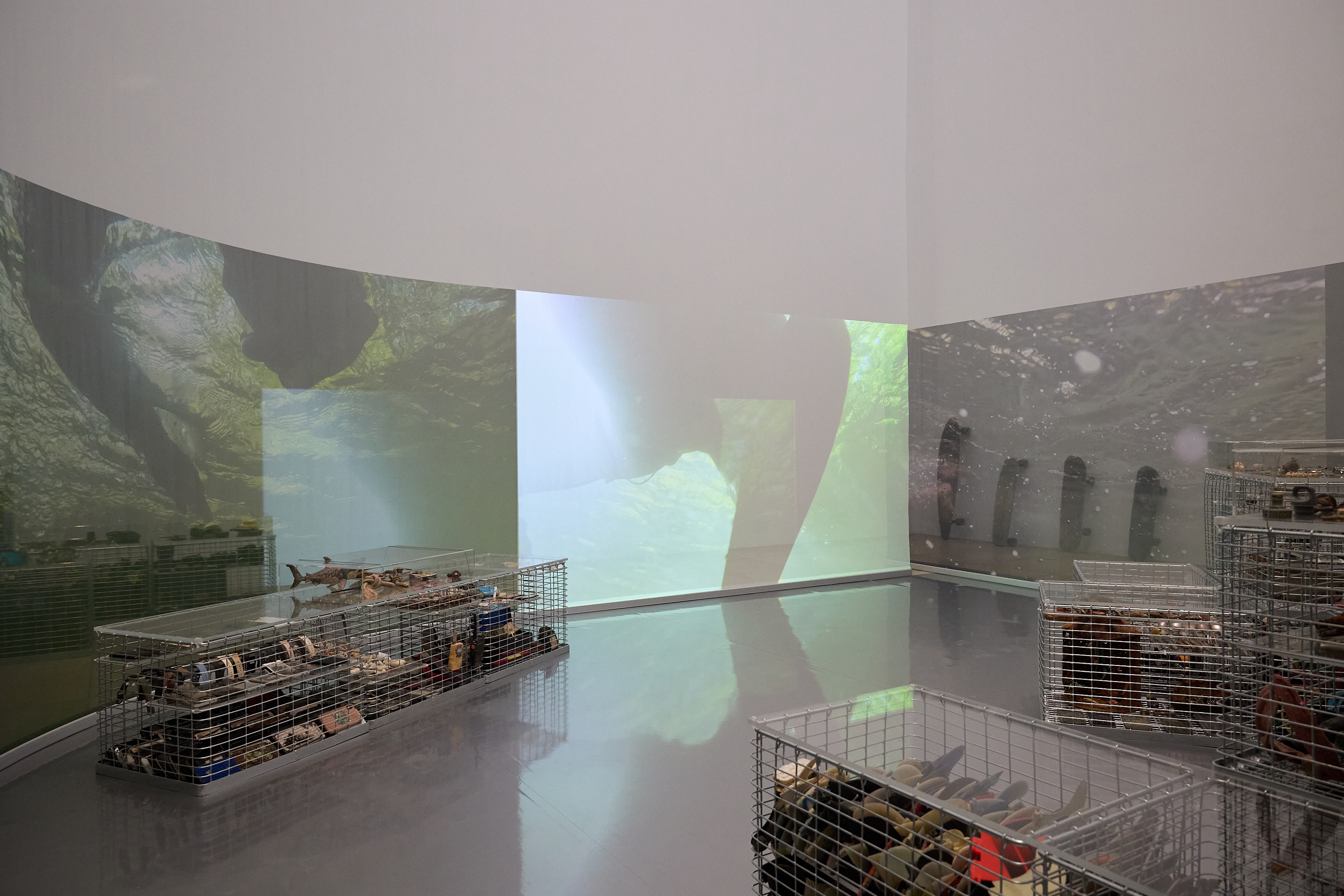 Tao Schirrmachers Sammlung. Eisbach Treasures, Installationsansicht Haus der Kunst. Foto: Judith Buss. Tao Schirrmachers Sammlung. Eisbach Treasures, Installationsansicht Haus der Kunst. Foto: Judith Buss.