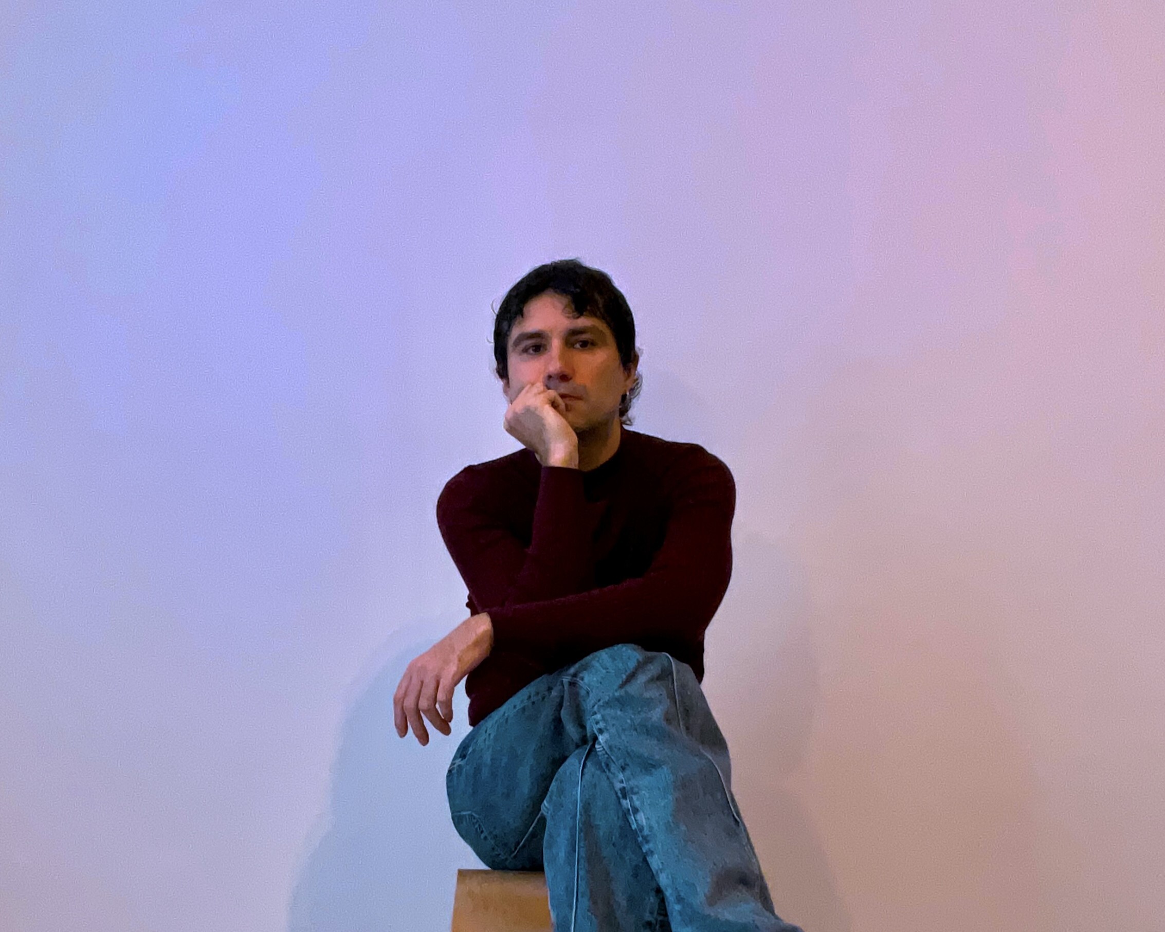 Eine Person auf einem Stuhl sitzend