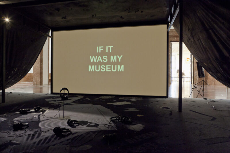 Laure Prouvost DER ÖFFENTLICHKEIT - Von den Freunden Haus der Kunst: We would be floating away from the dirty past Installationsansicht, Haus der Kunst, 2015 Foto: Wilfried Petzi