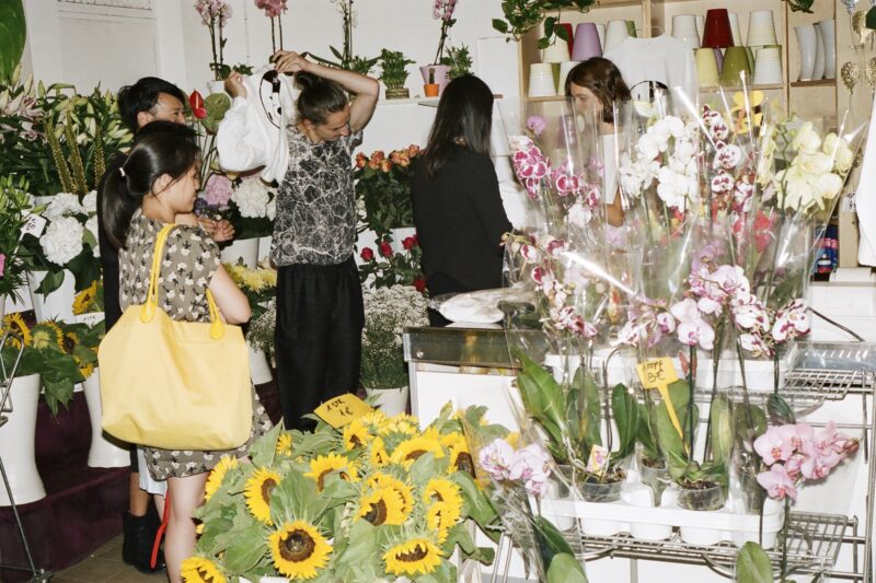 Troi Oi, 2014, performative action with Vietnamese flower shops in Berlin's subway stations