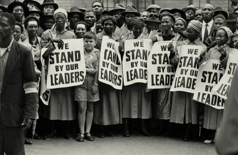 Eli Weinberg: Crowd near the Drill Hall on the opening day of the Treason Trial, Johannesburg, 19. Dezember 1956 Times Media Collection, Museum Africa, Johannesburg