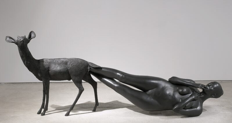 Kiki Smith: Born,  2002. Bronze 99,1 x 256,5 x 61 cm. Foto: Ellen Page Wilson, courtesy Pace Gallery © Kiki Smith, courtesy Pace Gallery