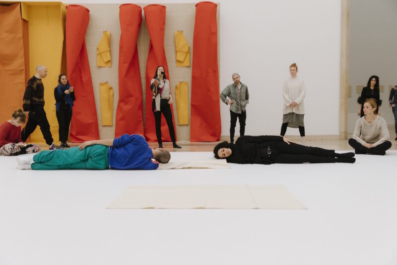 Aktivierung des "Ersten Werksatzes" in der Ausstellung "Franz Erhard Walther. Shifting Perspectives", 2020, Haus der Kunst, Foto: Diana Pfammatter