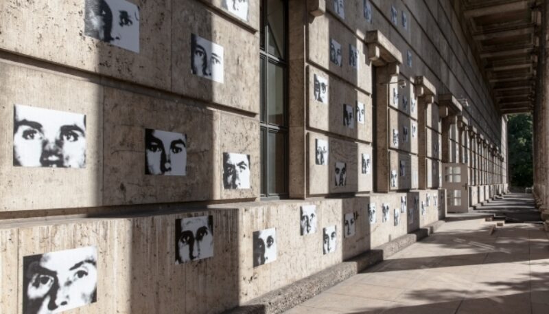 Christian Boltanski, Résistance, 1993/94 © VG Bild-Kunst, Bonn, 2015, und Gustav Metzger, Judenpech/Travertin, 1999, Neuinstallation an der Fassade des Haus der Kunst, 2015, Foto Maximilian Geuter