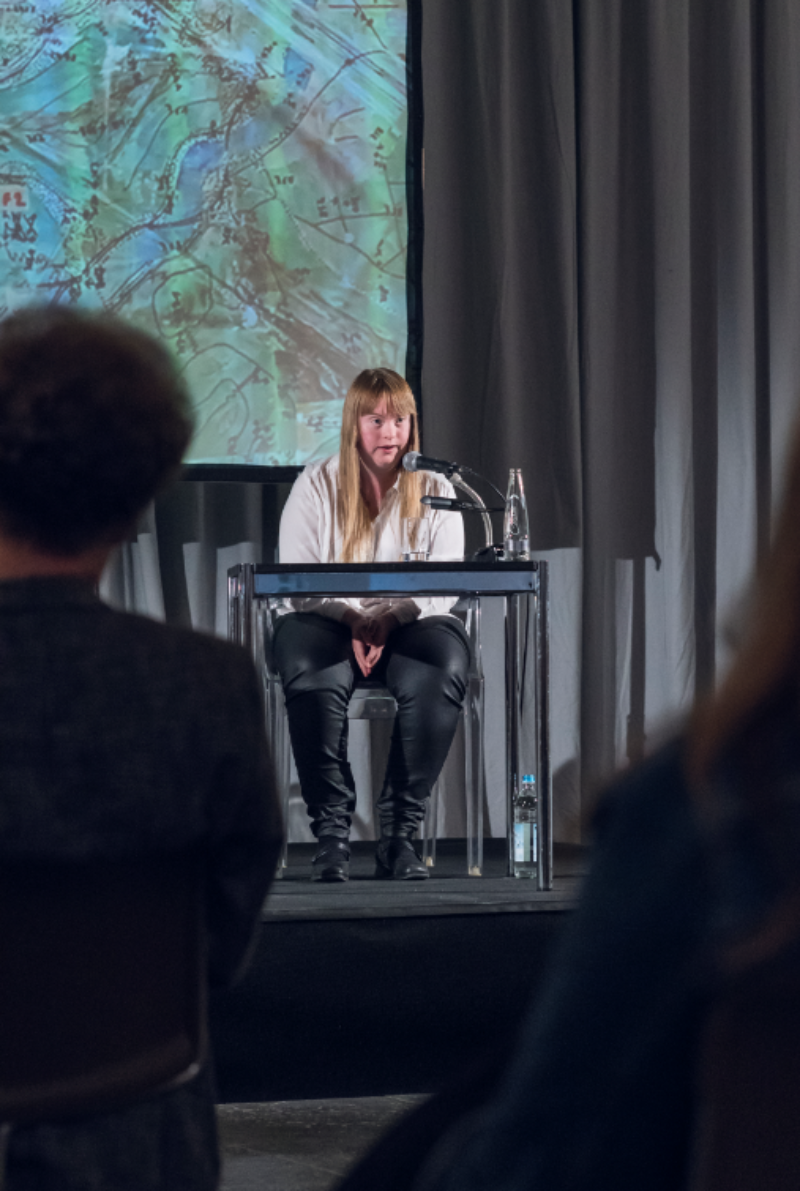 Luisa Wöllisch, Lesung aus „Athosland“ im Haus der Kunst, 2020, Foto: Maximilian Geuter