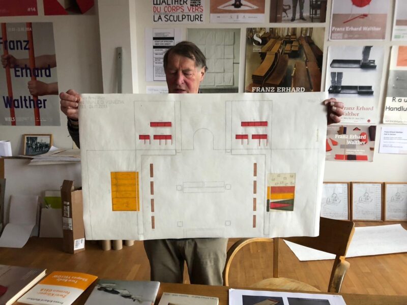 F.E. Walther mit seiner Planzeichnung für die Biennale in Venedig im Jahr 2017