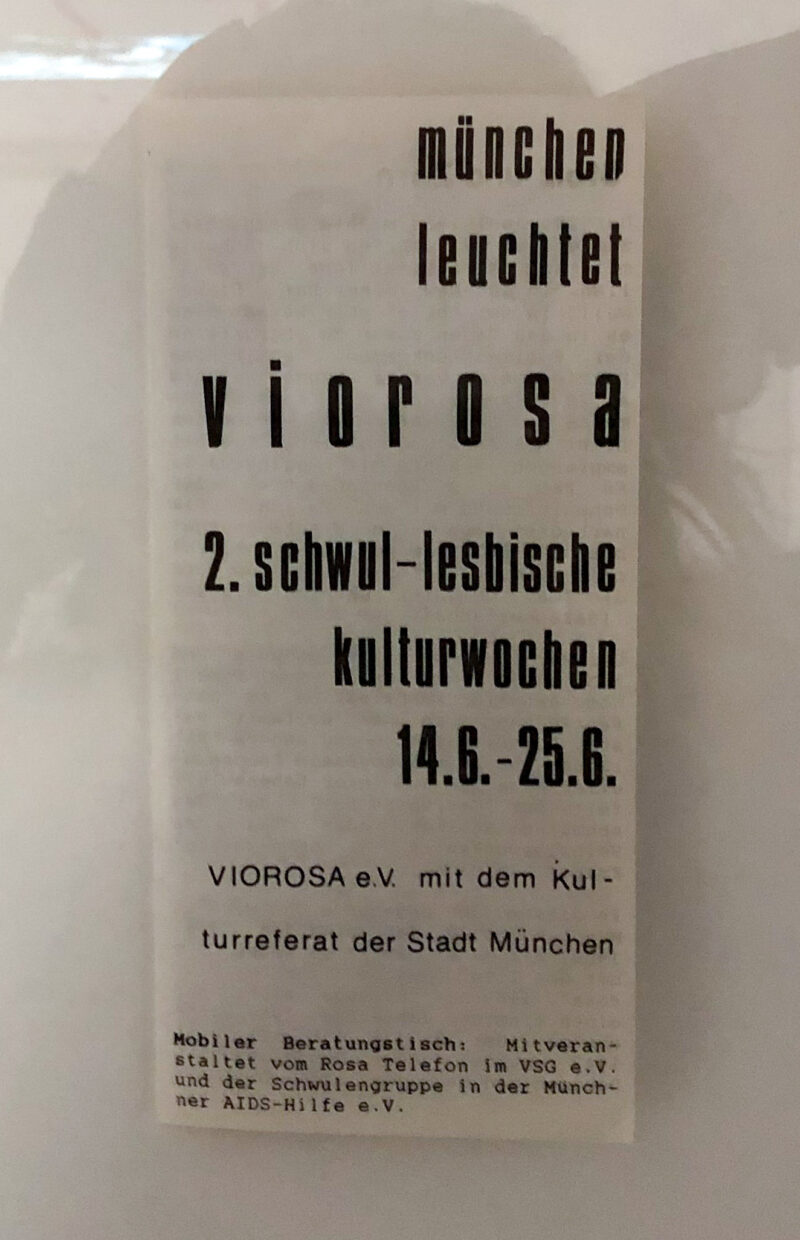 Pamphlet "München leuchtet VioRosa 2. schwul-lesbische Kulturwochen", 1989 in the Archiv Galerie at Haus der Kunst
