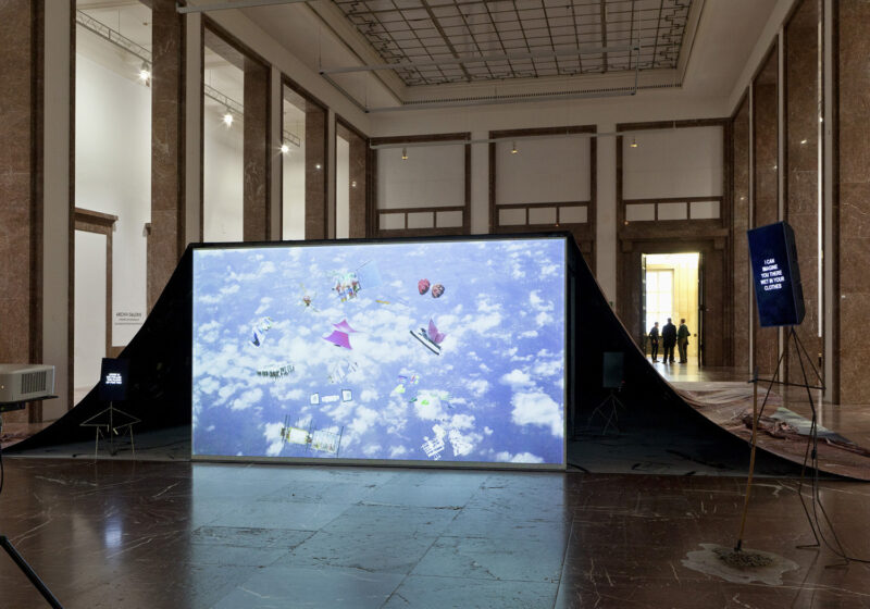 Laure Prouvost DER ÖFFENTLICHKEIT - Von den Freunden Haus der Kunst: We would be floating away from the dirty past Installationsansicht, Haus der Kunst, 2015 Foto: Wilfried Petzi