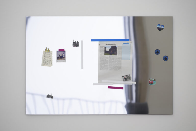 ‘Manning The Deck’, 2020, spiegelnder Edelstahl, Druck auf Zeitungspapier, Papiernotizen, Fotos, Magneten. Zugzwang, Haus der Kunst, München