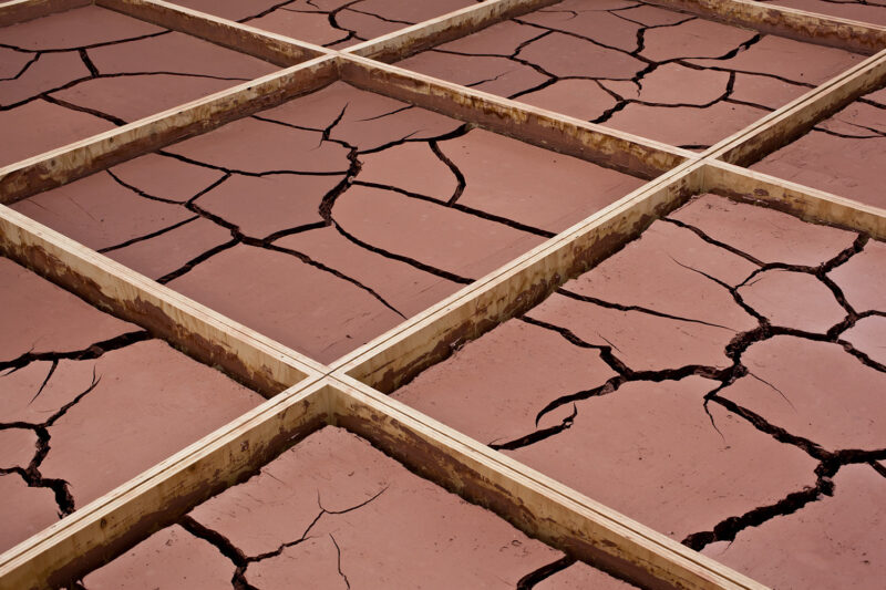 Alice Aycock Clay #2, 1971/2012 1,500 Kilogramm Ton gemischt mit Wasser in einem Holzrahmen, je 121.92 x 121.92 x 15.24 cm. Installationsansicht. Foto: Maximilian Geuter.