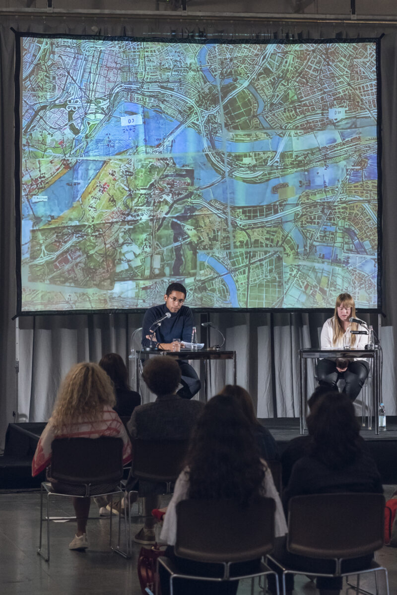 Luisa Wöllisch und Benito Bause, Lesung aus „Athosland“ im Haus der Kunst, 2020, Foto: Maximilian Geuter