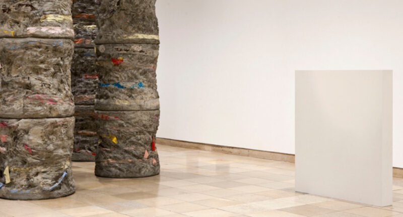 Sculptural Acts, installation view, Haus der Kunst, 2011, right: Anita Leisz, Untitled 2011, Courtesy Galerie Meyer Kainer, Wien / Vienna; left: Phyllida Barlow, Untitled (11 columns, standing, fallen, broken), 2011, photo Wilfried Petzi