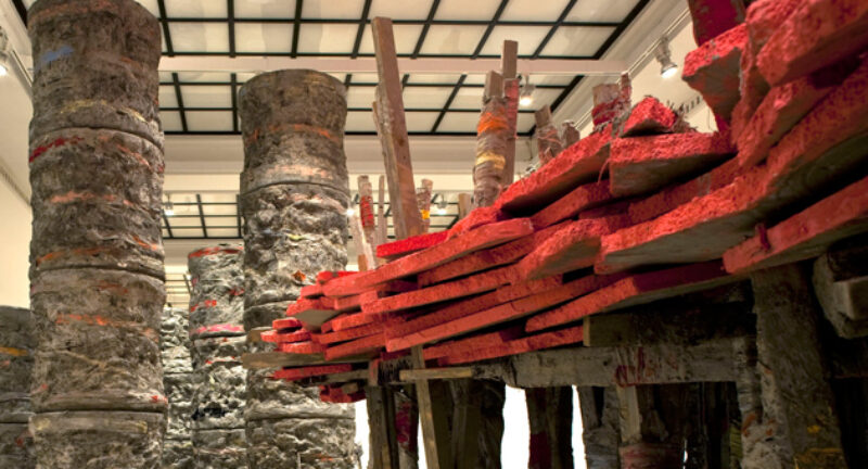 Skulpturales Handeln, Installationsansicht, Haus der Kunst, 2011, rechts: Anita Leisz, Ohne Titel, 2011, Courtesy Galerie Meyer Kainer, Wien / Vienna; links: Phyllida Barlow, Ohne Titel (11 columns, standing, fallen, broken), 2011, Foto Wilfried Petzi