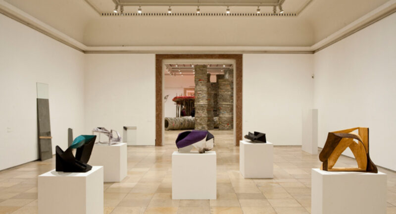 Sculptural Acts, installation view, front: Vincent Fecteau, Untitled, 2006/10; background: Phyllida Barlow, Untitled (doubled stage; 11 columns, standing, fallen, broken), 2011, Courtesy the artist und Hauser & Wirth, photo Wilfried Petzi