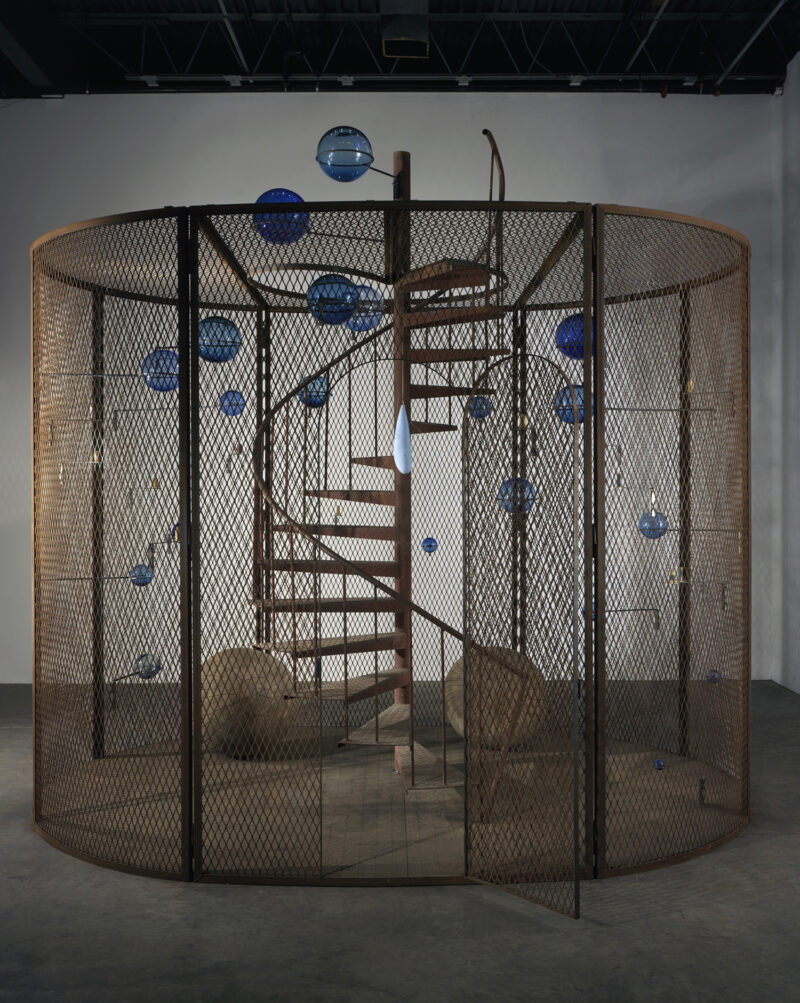 Louise Bourgeois: CELL (THE LAST CLIMB), 2008 Stahl, Glas, Gummi, Faden und Holz, 384.8 x 400.1 x 299.7 cm. Collection National Gallery of Canada, Ottawa Foto: Christopher Burke, © The Easton Foundation / VG Bild-Kunst, Bonn 2015
