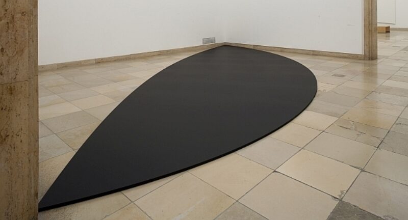 Ellsworth Kelly – Schwarz und Weiß, Installationsansicht, Black Curves, 2011, Auftragsarbeit für das Haus der Kunst © Ellsworth Kelly, Foto Wilfried Petzi