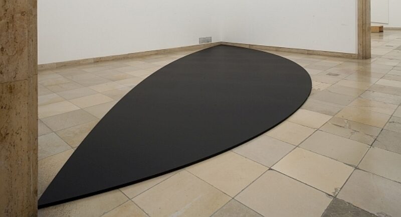 Ellsworth Kelly – Black and White, installation view, Haus der Kunst, 2011, Black Curves, 2011, commissioned by Haus der Kunst, Munich © Ellsworth Kelly, photo Wilfried Petzi