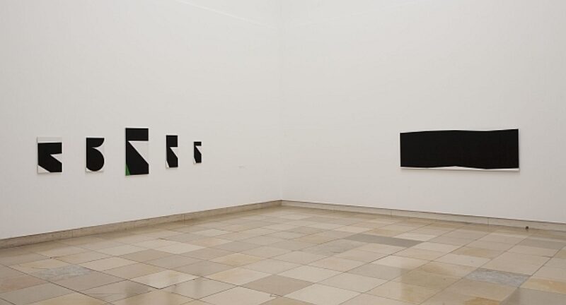 Ellsworth Kelly – Black and White, installation view, Haus der Kunst, 2011, Painting in Five Panels, 1955, Whitney Museum of American Art, New York. Gift of Charles H. Carpenter, Jr., 2002 © Ellsworth Kelly; Bar, 1955, Private Collection © Ellsworth Kelly, photo Wilfried Petzi