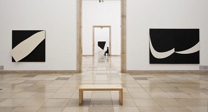 Ellsworth Kelly – Schwarz und Weiß, Installationsansicht, von links nach rechts: White over Black, 1963, Sammlung Daros, Schweiz; Atlantic, 1956, Whitney Museum of American Art, New York; Black Relief II, 2010, Matthew Marks Gallery, New York; alle Werke © Ellsworth Kelly, Foto Wilfried Petzi