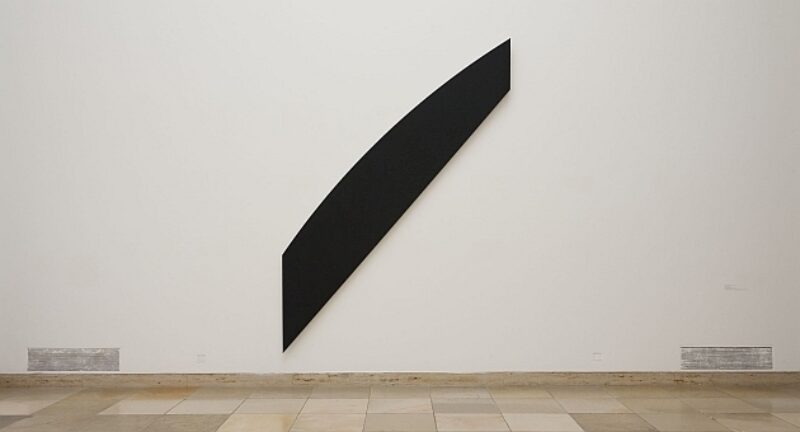 Ellsworth Kelly – Schwarz und Weiß, Installationsansicht, Diagonal with Curve III, 1978, Philadelphia Museum of Art. Schenkung Friends of the Philadelphia Museum of Art, 1979 © Ellsworth Kelly, Foto Wilfried Petzi