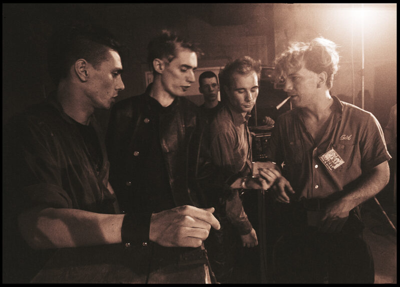 Einstürzende Neubauten auf der documenta 7 v.l.n.r. Mark Chung, Blixa Bargeld, N. U. Unruh, FM Einheit, Fridericianum, Kassel, 1982 Foto: Peter Gruchot