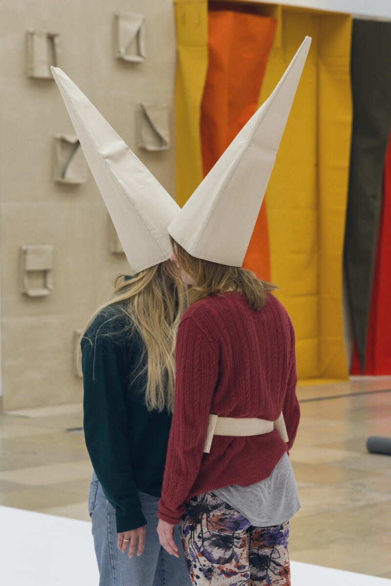 Franz Erhard Walther. Shifting Perspectives, Installationsansicht, Aktivierung, Haus der Kunst, 2020, Foto: Maximilian Geuter © VG Bild-Kunst, Bonn 2020