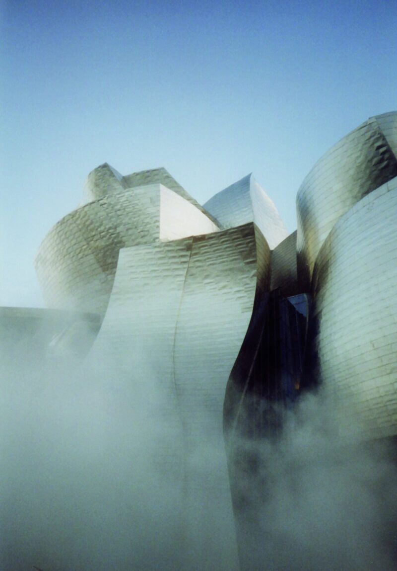 Fujiko Nakaya "F.O.G.". Guggenheim Museum Bilbao, Spanien, 1998. © Courtesy Guggenheim Bilbao Museo. Foto: Julie Martin