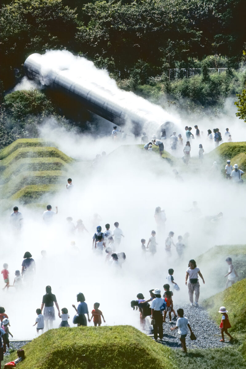 Fujiko Nakaya "Foggy Forest". Showa Kinen Park Tachikawa, Japan, 1992. © Shinkenchiku-sha Co., Ltd. / Shigeo Ogawa