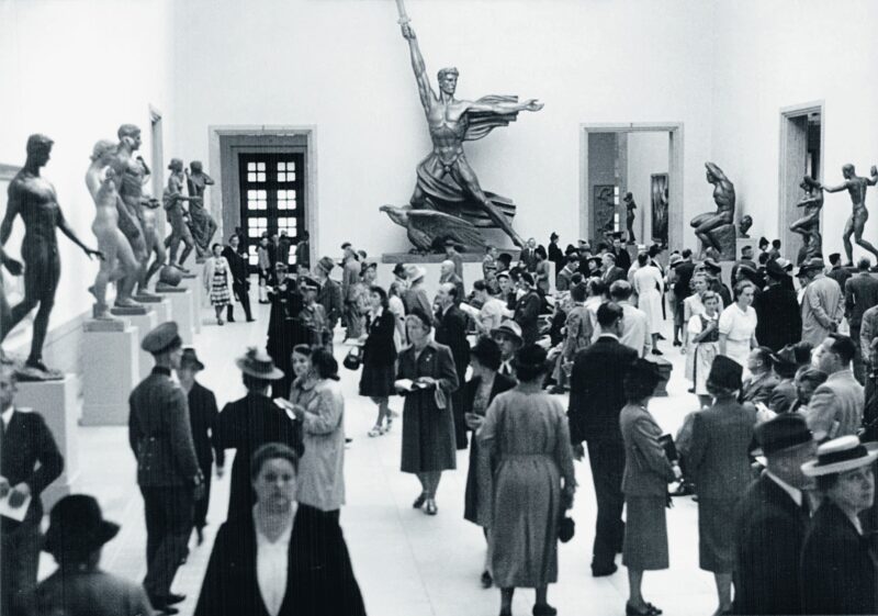„Große Deutsche Kunstausstellung“ 1940, Skulpturensaal im Ostflügel des Gebäudes. Im Hintergrund „Genius des Sieges“ von Adolf Wamper © Zentralinstitut für Kunstgeschichte, Photothek