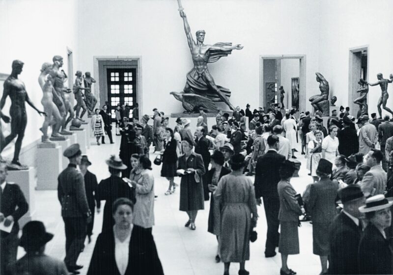 „Große Deutsche Kunstausstellung“ 1940, Skulpturensaal im Ostflügel des Gebäudes.  Im Hintergrund „Genius des Sieges“ von Adolf Wamper © Zentralinstitut für Kunstgeschichte, Photothek