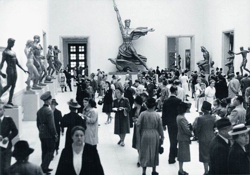 “Große Deutsche Kunstausstellung” 1940. Hall of Sculpture in the east wing of the building. In the background: Adolf Wamper’s “Genius des Sieges” [Genius of Victory] © Zentralinstitut für Kunstgeschichte, Photothek