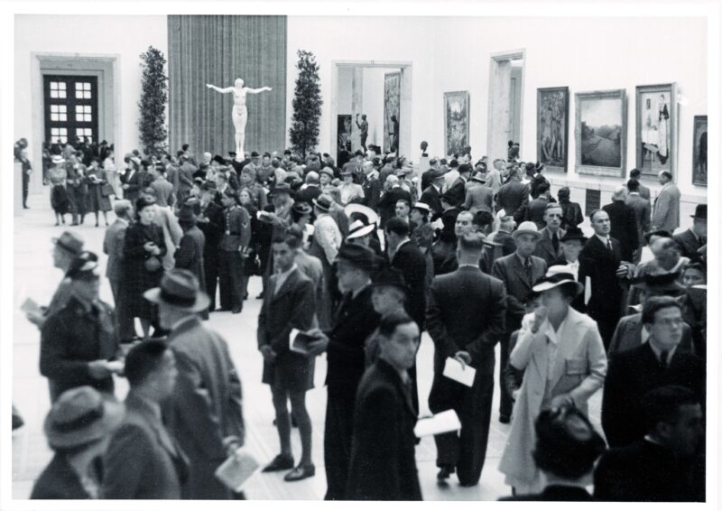 “Große Deutsche Kunstausstellung” 1940. Hall of Painting in the west wing of the building. In the background: Josef Thorak’s “Frauenakt” [Female Nude] © Zentralinstitut für Kunstgeschichte, Photothek