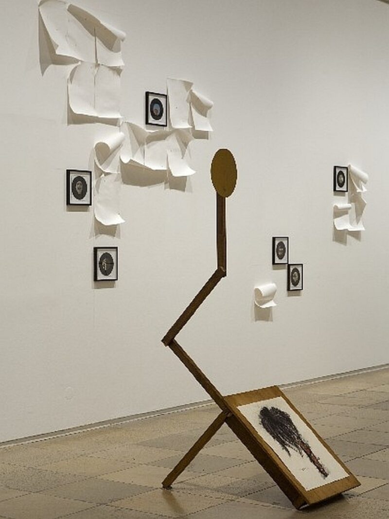 Diango Hernández, Drawing (If You Have a Palm Tree, You Have the Right to Climb It), 2006, Kunstmuseum Liechtenstein, Vaduz, Courtesy Galerie Michael Wiesehöfer; Wet Wall, 2007/09, Courtesy of the artist, Installationsansicht Goldene Zeiten, Haus der Kunst, 2010, Foto Wilfried Petzi