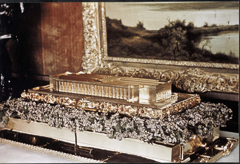 Goldenes Modell Haus der Deutschen Kunst zum Geburtstag Hitlers am 20. April 1939, Fotografie von Heinrich Hoffmann Bayerische Staatsbibliothek München/Fotoarchiv Hoffmann