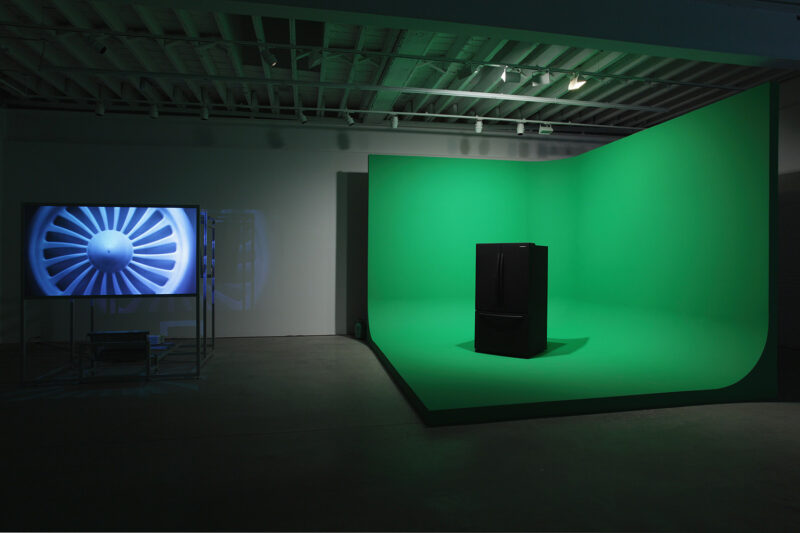 Mark Leckey: GreenScreenRefrigeratorAction, 2010 Installatsionsansicht SEE, WE ASSEMBLE, Serpentine Gallery, London, 2011, Foto: Mark Blower Courtesy of the artist and Gavin Brown’s enterprise, New York