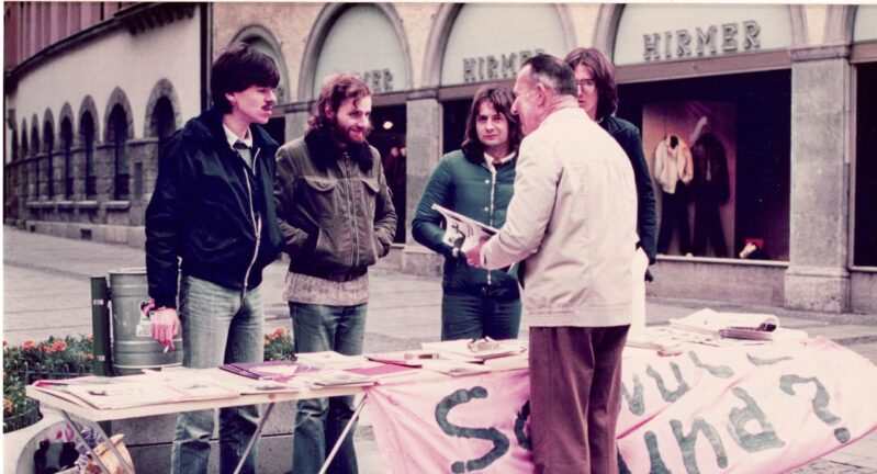 Schwul Na und-Stand in the Munich pedestrian zone, 1989, Photo: Forum Queeres Archiv München e.V.  / Estate Guido Vael