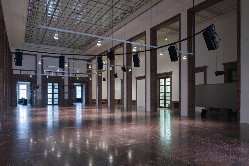 DER ÖFFENTLICHKEIT – Von den Freunden Haus der Kunst Anri Sala The Present Moment, 2014 (in D) Installationsansicht Haus der Kunst Foto: Jens Weber, München