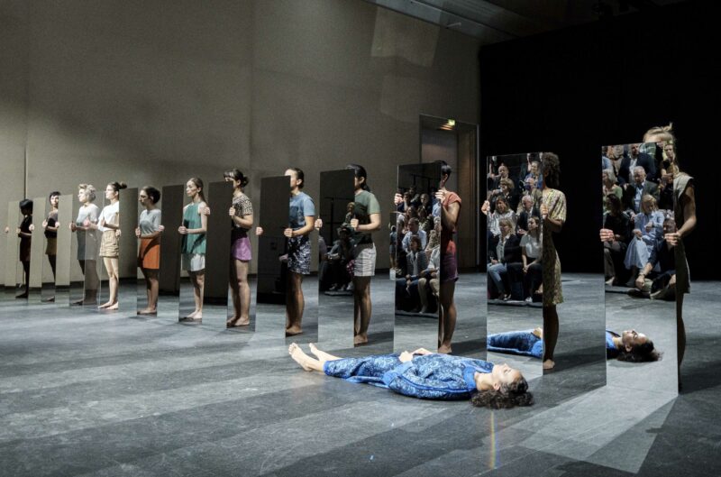 Joan Jonas, „Mirror Piece I & II“, Performance, Haus der Kunst, 2022. VG Bild-Kunst, Bonn 2022. Foto: Franz Kimmel