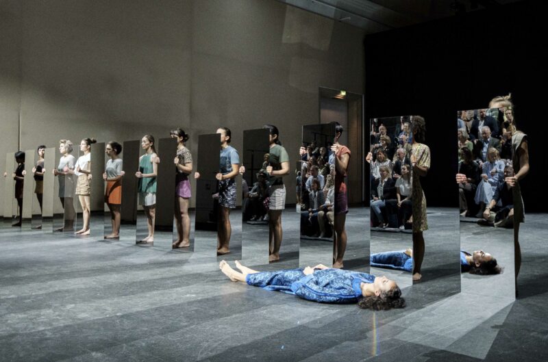 Joan Jonas, “Mirror Piece I & II”,Performance, Haus der Kunst, 2022. VG Bild-Kunst, Bonn 2022. Photo: Franz Kimmel