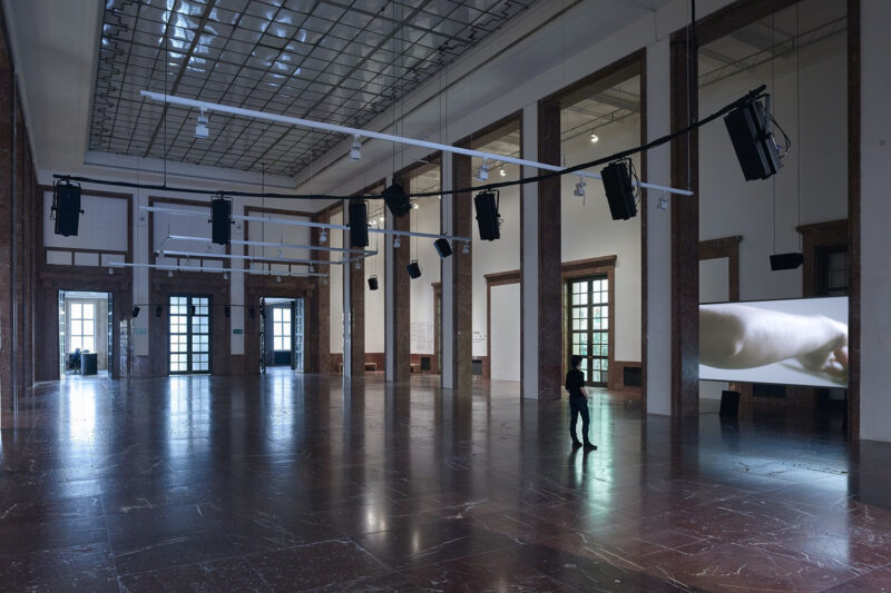 DER ÖFFENTLICHKEIT – Von den Freunden Haus der Kunst Anri Sala The Present Moment, 2014 (in D) Installationsansicht Haus der Kunst Foto: Jens Weber, München