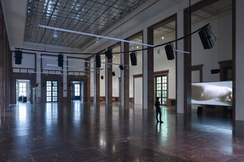 DER ÖFFENTLICHKEIT – Von den Freunden Haus der Kunst Anri Sala The Present Moment, 2014 (in D) Installationsansicht Haus der Kunst Foto: Jens Weber, München