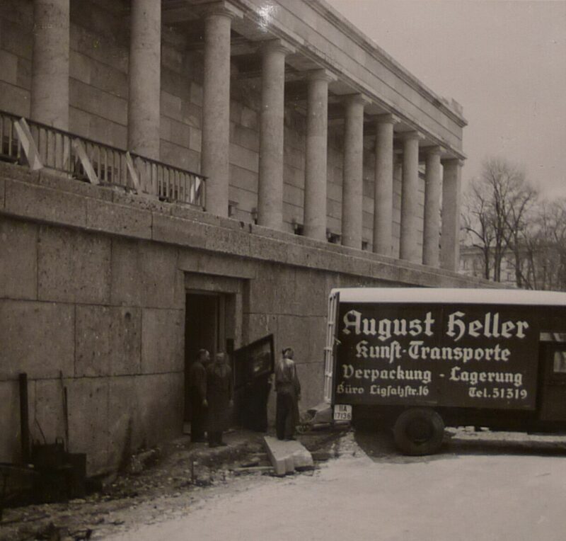 Transport of submissions to the “Große Deutsche Kunstausstellung” on the north side of “Haus der Deutschen Kunst”, 1937. © Library of Congress