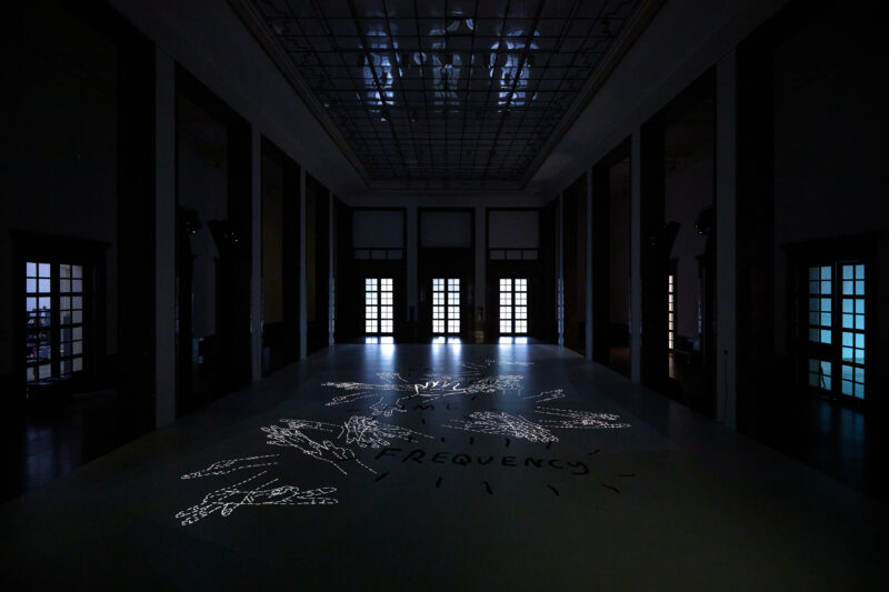 Christine Sun Kim. „Every Life Signs“. Installationsansicht. Haus der Kunst 2022. Foto: Judith Buss