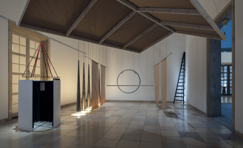 Joan Jonas, „Stage Sets“, Installationsansicht, Haus der Kunst, 2022. VG Bild-Kunst, Bonn 2022. Foto: Maximilian Geuter