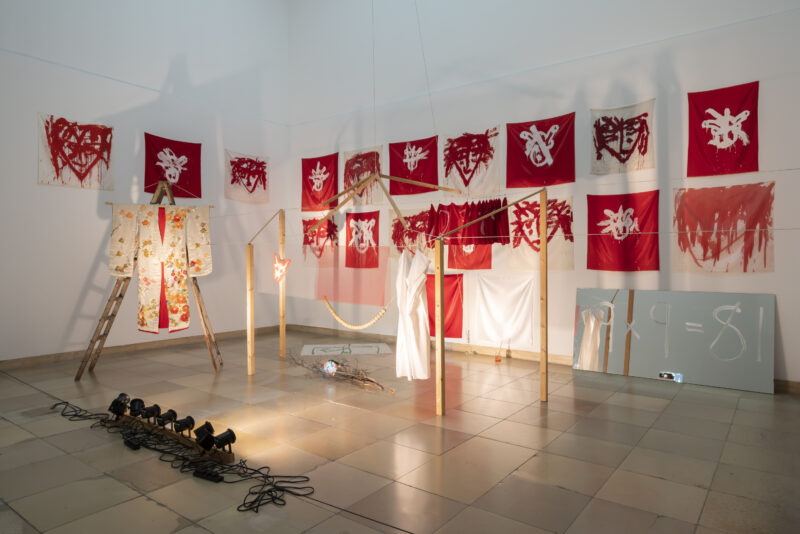 Joan Jonas, “The Juniper Tree”, Installation view, Haus der Kunst, 2022. VG Bild-Kunst, Bonn 2022. Photo: Maximilian Geuter