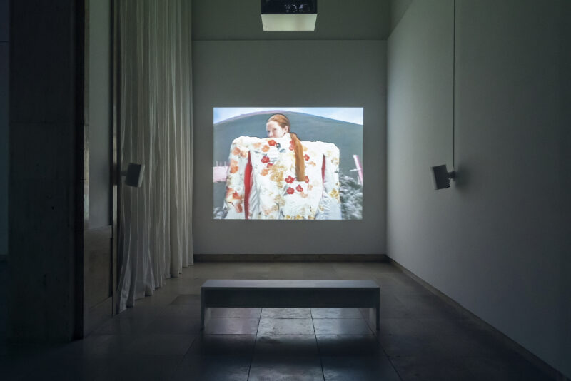 Joan Jonas, „Volcano Saga“, Installationsansicht, Haus der Kunst, 2022. VG Bild-Kunst, Bonn 2022. Foto: Maximilian Geuter