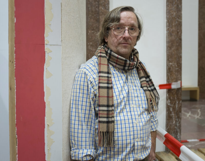 Manfred Pernice during the installation of "Tutti IV", 2013 at Haus der Kunst Photo: Jörg Koopmann