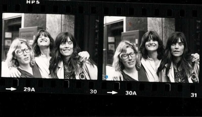Sabine Holm zwischen Ute Geißler (links) und Mara Kraus (rechts) vor Lillemor's Frauenbuchladen, 1975, Foto Sabine Holm