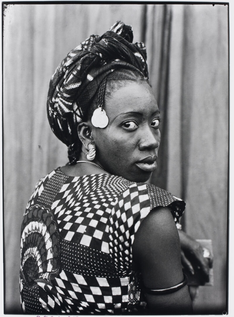 Seydou Keïta „Untitled”, 1952-1955.  © Seydou Keïta. Courtesy The Pigozzi Collection, Geneva und The Walther Collection, Neu-Ulm / New York.